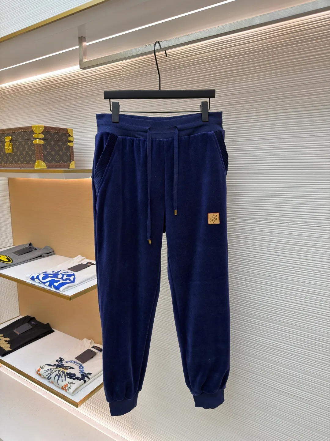 LOUIS VUITTON velvet solid color drawstring straight knitted sweatpants ●Original version: Purchased and developed by 16793 ●Item number: 1682160-B25 ●Fabric: velvet fabric ●Technology: knitting ●Color: navy blue ●Version: fitted version ●Weight: about 470 grams ●Size: S-M-L-XL ●Description: This navy blue leggings sweatpants are made of high-end velvet fabric. The cotton base is blended with polyester fiber treated by combing process, which makes the fabric have a soft and skin-friendly touch and practical performance of not easy to pilling and anti-wrinkle. The suede surface shows a delicate and uniform luster. Every inch of the velvet feel has been calibrated through the fixing process to avoid lint loss and color difference problems. The trousers are three-dimensionally cut, and the waist is equipped with a high-elastic rib drawstring design. The metal rope ends are electroplated and glaze-sealed, which is wear-resistant and has a long-lasting luster. The sides are spliced ​​with vertical pit rib fabric to enhance the extensibility of activities and enhance the three-dimensional sense of the fit. The leather logo plate on the trouser legs is fixed by hot stamping process, and the edges are polished smooth and burr-free. The leg openings are made of high-elastic ribbing of the same fabric. The double-needle hemming process is used for the stitching. The stitch spacing is even and fine. From fabric selection to detail sewing, every process follows strict quality control standards to ensure a balance between firmness and wearing comfort. The overall wiring is straight and delicate, the fabric is comfortable and soft, and the color is consistent without color difference. It can be matched with the same style to create a fashionable look and control various occasions. Customized accessories, complete with three standards, same style for men and women!